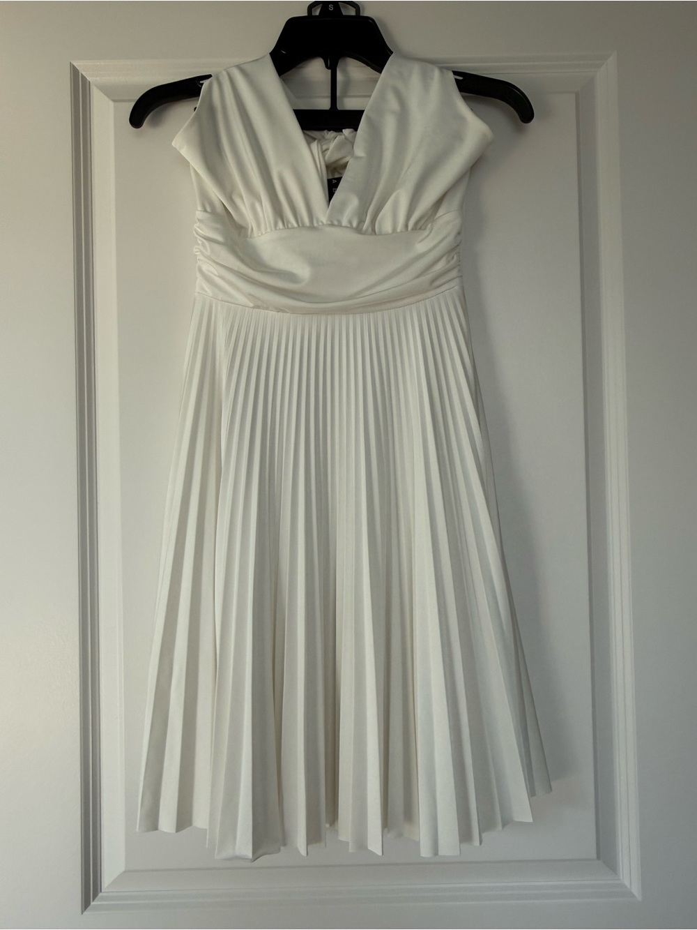 Elegant White Pleated halter-neck Women's Dress